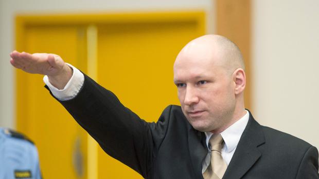 Breivik realiza el saludo nazi durante una audiencia en la prisión de Skien el 15 de marzo de este año