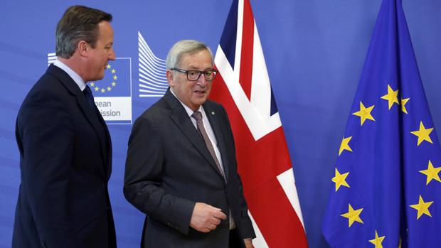 Cameron (izquierda) junto a Juncker (derecha) en su visita a las instituciones europeas tras el Brexit el pasado 28 de junio