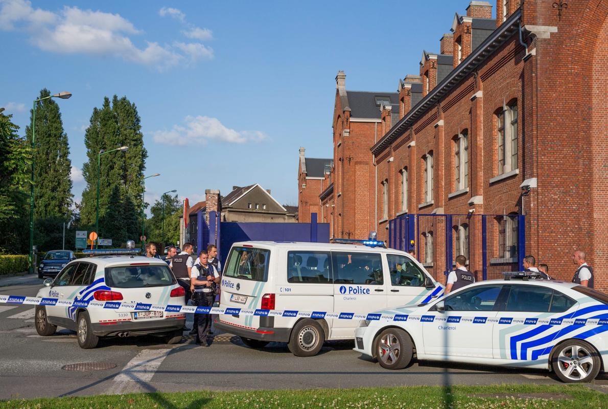 Varios coches de policía permanecen dentro de la zona acordonado tras el ataque en la comisaría de Charleroi