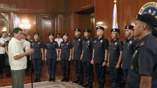 El presidente filipino se dirige a varios miembros de la policía en el palacio presidencial en Manila