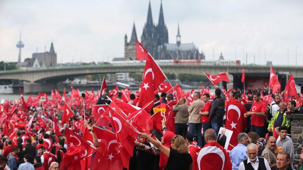 Los seguidores de Erdogan han realizado marchas por toda Europa como esta en Colonia, Alemania, en apoyo a su gobierno tras el golpe