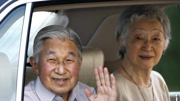 Akihito junto a su la Emperatriz Michiko a su salida de la Casa Imperial el pasado 14 de julio