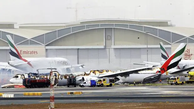 Imagen del avión de la compañía Emirates que sufrió un accidente al aterrizar en el Aeropuerto de Dubái