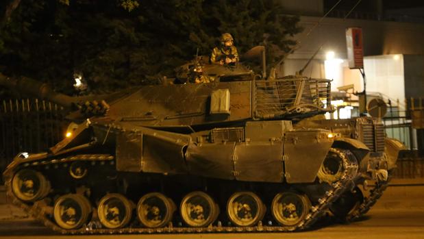 Un tanque militar turco durante la noche del fallido golpe de estado, el pasado 15 de julio