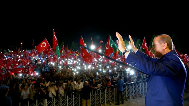 El presidente, Recep Tayyip Erdogan, ante la puerta del palacio presidencial en Ankar