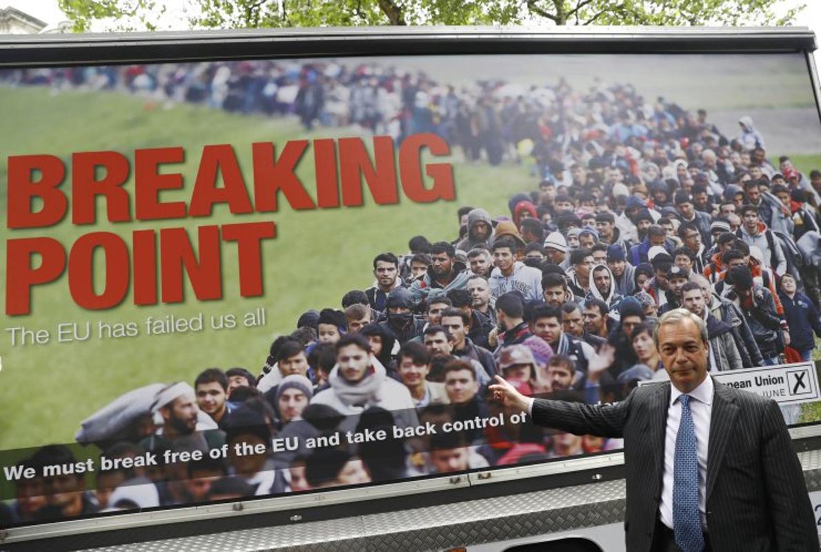 Farage, junto a un poster contra las refugiados durante la campaña «Leave», a favor del Brexit