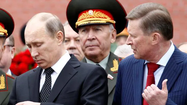 Putin e Ivanov (derecha) durante un acto oficial