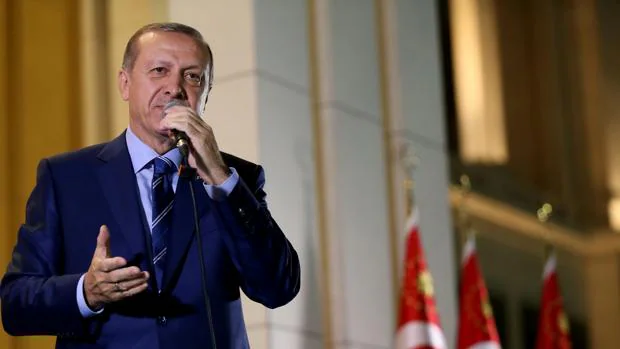 El presidente Tayyip Erdogan se dirige a sus seguidores ante el palacio presidencial en Ankara, el pasado 10 de agosto