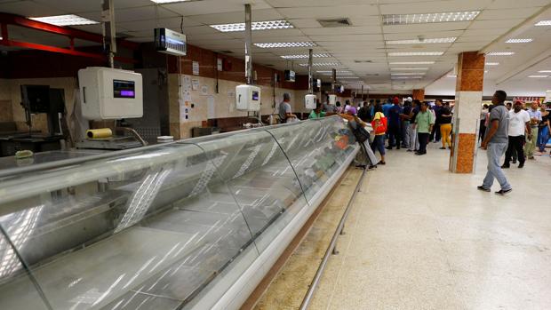 La escasez de alimentos ha provocado que las estanterías y refrigeradores de los supermercados del país estén completamente vacíos