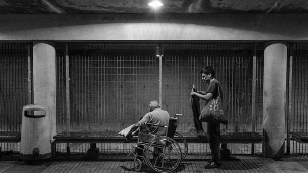 Un anciano y un joven universitario se preparan para pasar la noche en la calle en Caracas