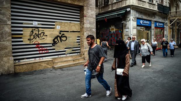 Varias persnoas caminan por la avenida Istiklal en el centro de Estambul el pasado 12 de agosto