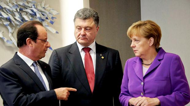 Hollande y Merkel conversan con Poroshenko (en el centro), en una imagen de archivo