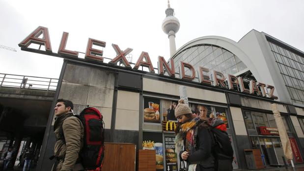 Varios ciudadanos pasan por la céntrica plaza Alexanderplatz en Berlín, Alemania