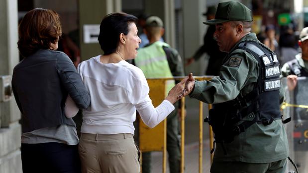 Antonieta Mendoza (c), madre de Leopoldo López, discute con un miembro de la Guardia Nacional Bolivariana, este jueves junto a la Corte de Apelaciones, en Caracas