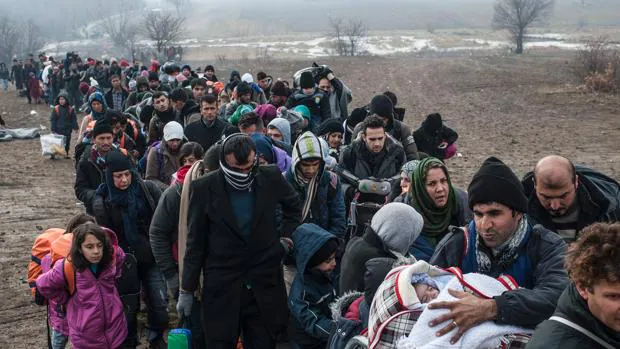 Una hilera de refugiados intenta cruzar el pasado invierno la frontera entre Macedonia y Serbia