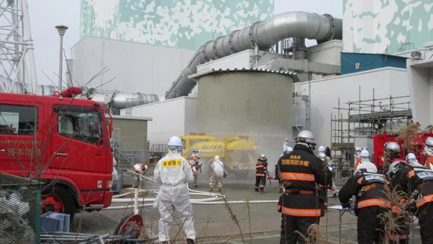 Entre los trabajos de descontaminación y desmantelamiento de la siniestrada central nuclear de Fukushima, los trabajadores de Tepco se preparan para posibles eventualidades con simulacros de accidentes