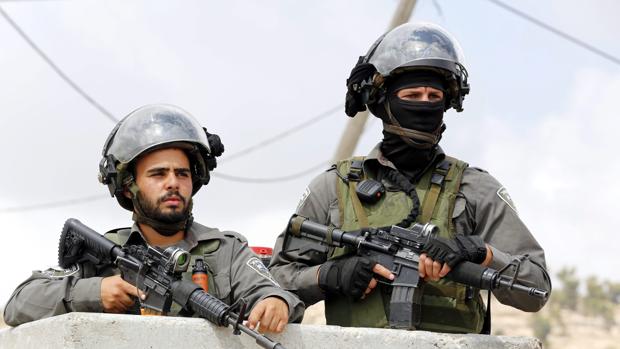 Dos soldados israelíes en Palestina