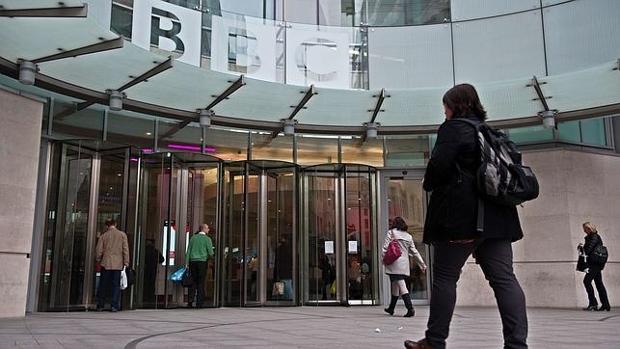 Un locutor de la BBC se declara culpable de abusar sexualmente de 21 menores