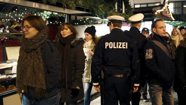 Agentes de Policía vigialn un centro comercial en Dortmund