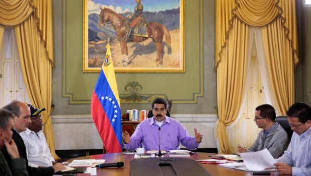 Maduro y sus ministros durante una reunión del Consejo