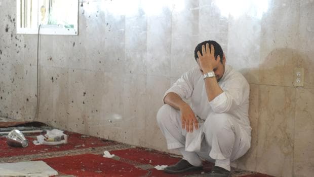 Un hombre lamenta un ataque en una mezquita de Arabia Saudí el año pasado
