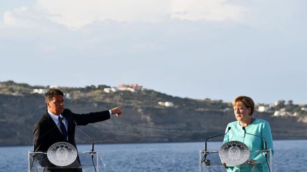 Renzi y Merkel comparecen a bordo del portaaviones italiano Garibaldi, en aguas del Mediterráneo