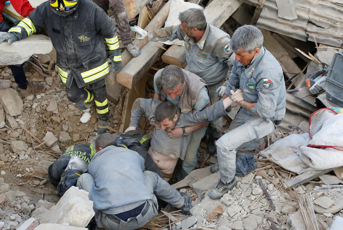 Los equipos de rescate trabajan para rescatar al mayor número de personas sepultadas tras el terremoto de hoy
