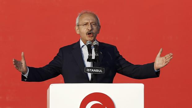 El líder del opositor del partido socialdemócrata Partido Republicano del Pueblo (CHP), Kemal Kiliçdaroglu, durante una manifestación contra el fallido golpe de estado en la plaza Taksim, en Estambul