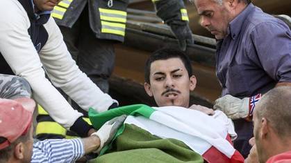 Un hombre herido es rescatado por los equipos de emergencia de Amatrice