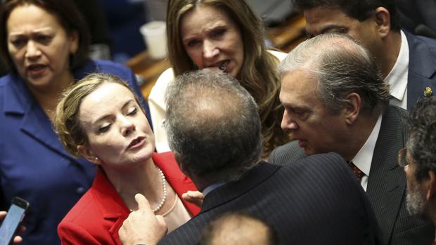 Varios senadores se encaran durante el juicio a Rousseff en el Senado