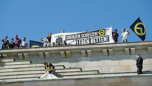 Miembros de un grupo de extrema derecha se manifiesta en la Puerta de Brandemburgo de Berlín