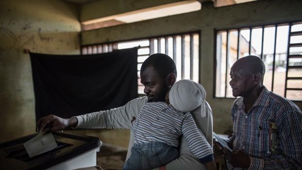 Votantes gaboneses acuden a las urnas durante las elecciones presidenciales este sábado en Libreville