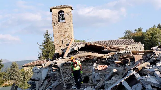 Amatrice, conocido como el pueblo de las 100 iglesias, ha sufrido la destrucción de muchos de sus monumentos debido al terremoto que este miércoles ha arrasado el centro de Italia