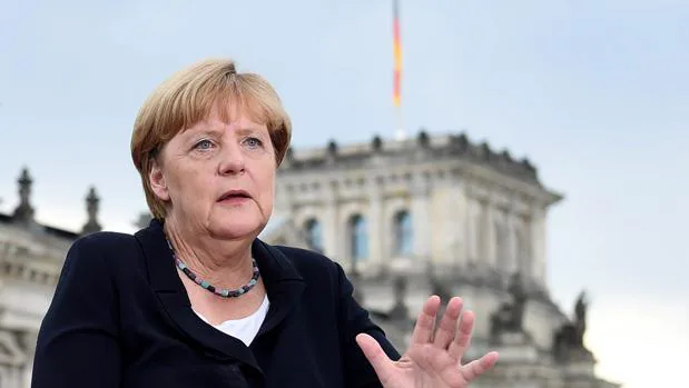 La canciller alemana, Angela Merkel, durante una entrevista televisiva este domingo