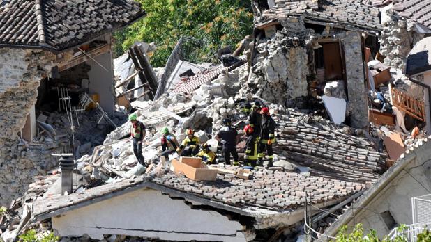 Miembros de los servicios de rescate, en la búsqueda de supervivientes entre los escombros en Pescara del Tronto
