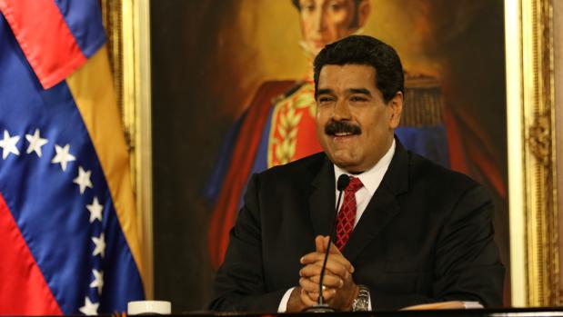 El presidente de Venezuela, Nicolás Maduro, sonríe mientras se reune con varios representantes del sector minero este viernes en Caracas