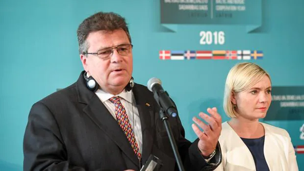 El ministro de Exteriores lituano, Linas Linkevicius, habla ante la prensa junto a su homóloga islandesa, Lilja Alfredsdottir tras un encuentro en Riga, Letonia, el pasado 26 de agosto