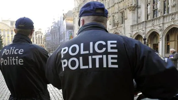 Foto de archivo de dos agentes de la policía belga en la Grand Place, en Bruselas