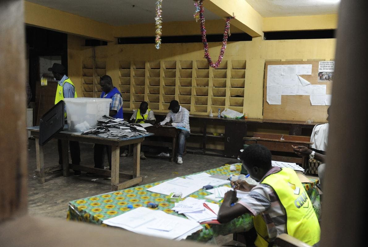 Un momento del recuento de votos,tras la celebración de elecciones en Gabón