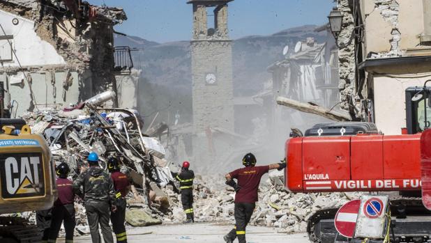 Bomberos italianos operan cerca de la Torre Cívica de Amatrice