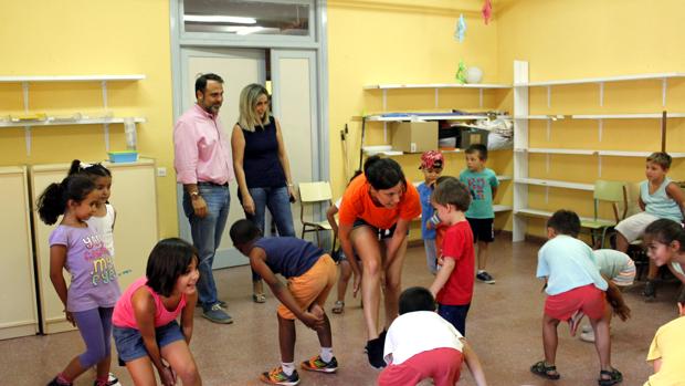 Niños y niñas juegan juntos en un colegio español