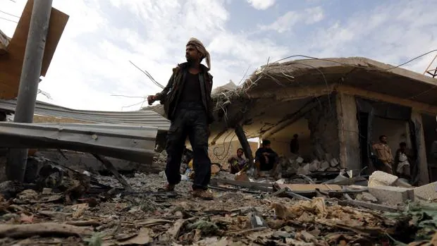 arias personas inspeccionan entre los escombros de un mercado hundido tras un asalto aéreo por una intervención militar saudí en Saná, Yemen