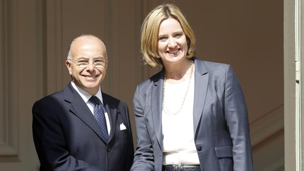 Amber Rudd (d), tras la reunión con su homólogo galo, Bernard Cazeneuve (i), en el Ministerio del Interior en París hoy, 30 de agosto de 2016