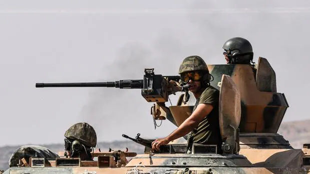 Varios soldados turcos en un tanque en la ciudad de Karkamis en la región de Gaziantep, cerca de la frontera turco-siria, el pasado 27 de agosto