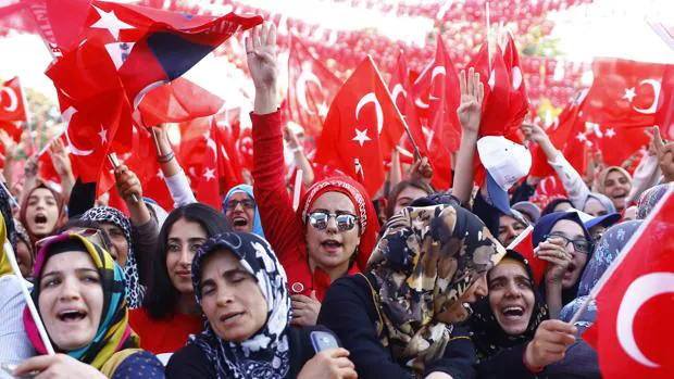 Varias mujeres, la mayoría con velo, se manifiestan en Gaziantep el pasado 28 de agosto en favor de Erdogan