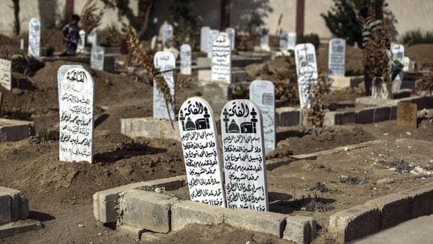Imagen de las tumbas en las que yacen varias de las 1.400 víctimas que murieron en un ataque químico en Guta