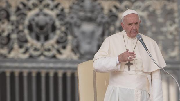 El papa Francisco se dirige a los fieles durante la audiencia general de los miércoles en la Plaza de San Pedro en el Vaticano el 31 de agosto