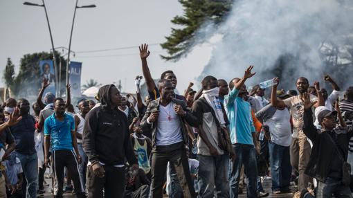 Los manifestantes se han enfrentado a la Policía en las calles de Libreville, la capital