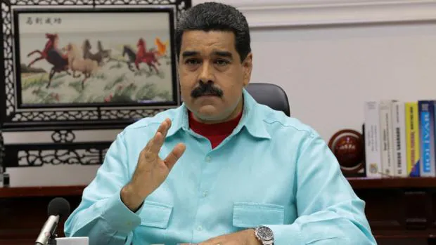 El presidente de Venezuela, Nicolás Maduro, habla durante una reunión con sus ministros en el Palacio de Miraflores, en Caracas
