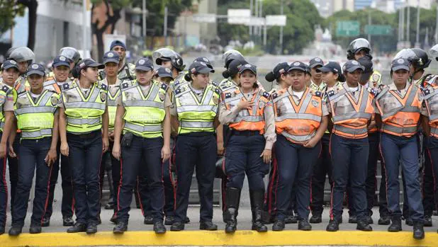 Las fuerzas de seguridad venezolanas se preparan antes del comienzo de la marcha de la oposición